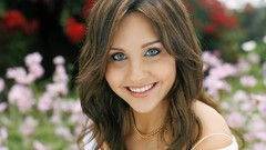 Woman faces Actress amanda bynes