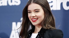 Woman faces Actress smiling hailee steinfeld