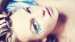 Woman faces blondes blue eyes