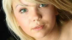 Woman faces blondes green eyes