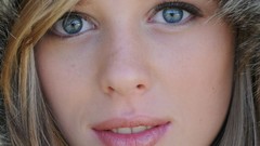Woman faces blondes green eyes