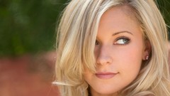 Woman faces blondes green eyes