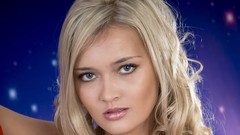 Woman faces blondes models Nelly Linayo