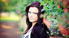 Woman faces blue eyes