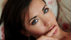 Woman faces couch blue eyes brunettes nude Malvina