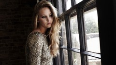 Woman faces jennifer lawrence