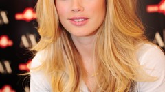 Woman fashion brunettes models photo shoot doutzen kroes 