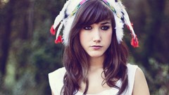 Woman feathers brunettes head dress marta Marta Aragonés