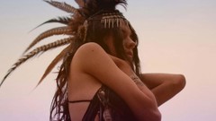 Woman feathers head dress