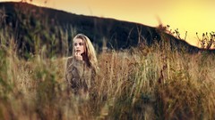 Woman fields blondes