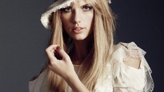 Woman fur hats Celebrity blondes taylor swift singers
