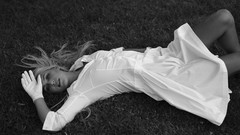 Woman gloves monochrome blondes