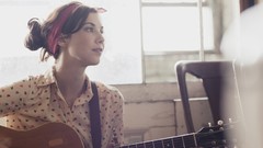 Woman guitars Lisa Hannigan