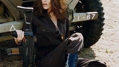 Woman Guns jeep military Celebrity Jennifer Garner Actress 