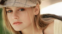 Woman hats Alicia Silverstone faces