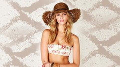 Woman hats blondes Marloes Horst
