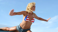 Woman Jaime Pressly blondes bikini denim shorts