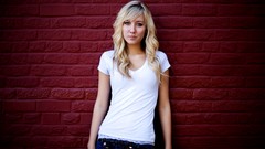 Woman jeans t-shirts blondes Taylor McCutchan