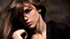 Woman Jewelry green eyes brunettes