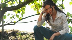 Woman jungle green eyes brunettes freckles evangeline lilly