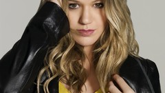 Woman kelly clarkson