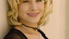 Woman Kristen Bell blondes black dress