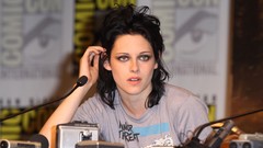 Woman Kristen Stewart faces 2009 Comic-Con