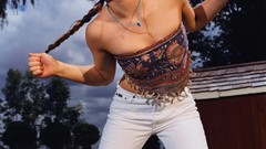 Woman mena suvari factor