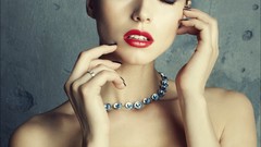 Woman models Aleksandr Mavrin