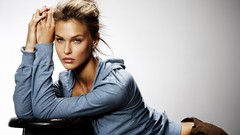Woman models bar refaeli
