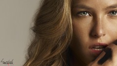 Woman models bar refaeli