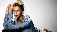 Woman models bar refaeli