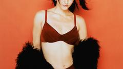 Woman models Courteney Cox