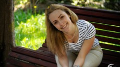 Woman models Delinke Döngölő