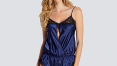 Woman models Elisabeth van Tergouw