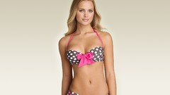 Woman models elisandra tomacheski