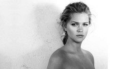 Woman models Esti Ginzburg