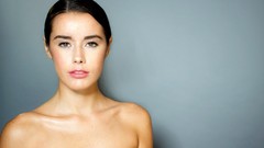 Woman models Hanna Russell