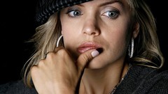 Woman models mena suvari