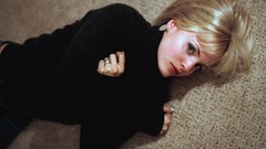 Woman models mena suvari