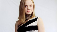 Woman models mena suvari