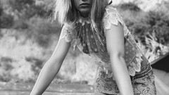 Woman models mena suvari