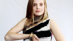 Woman models mena suvari