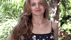 Woman models mena suvari