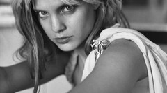 Woman models mena suvari