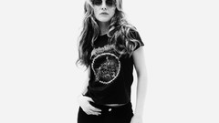 Woman models mena suvari