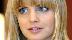 Woman models mena suvari