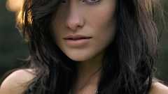 Woman models Olivia Wilde