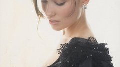 Woman models Olivia Wilde