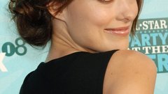 Woman models Olivia Wilde